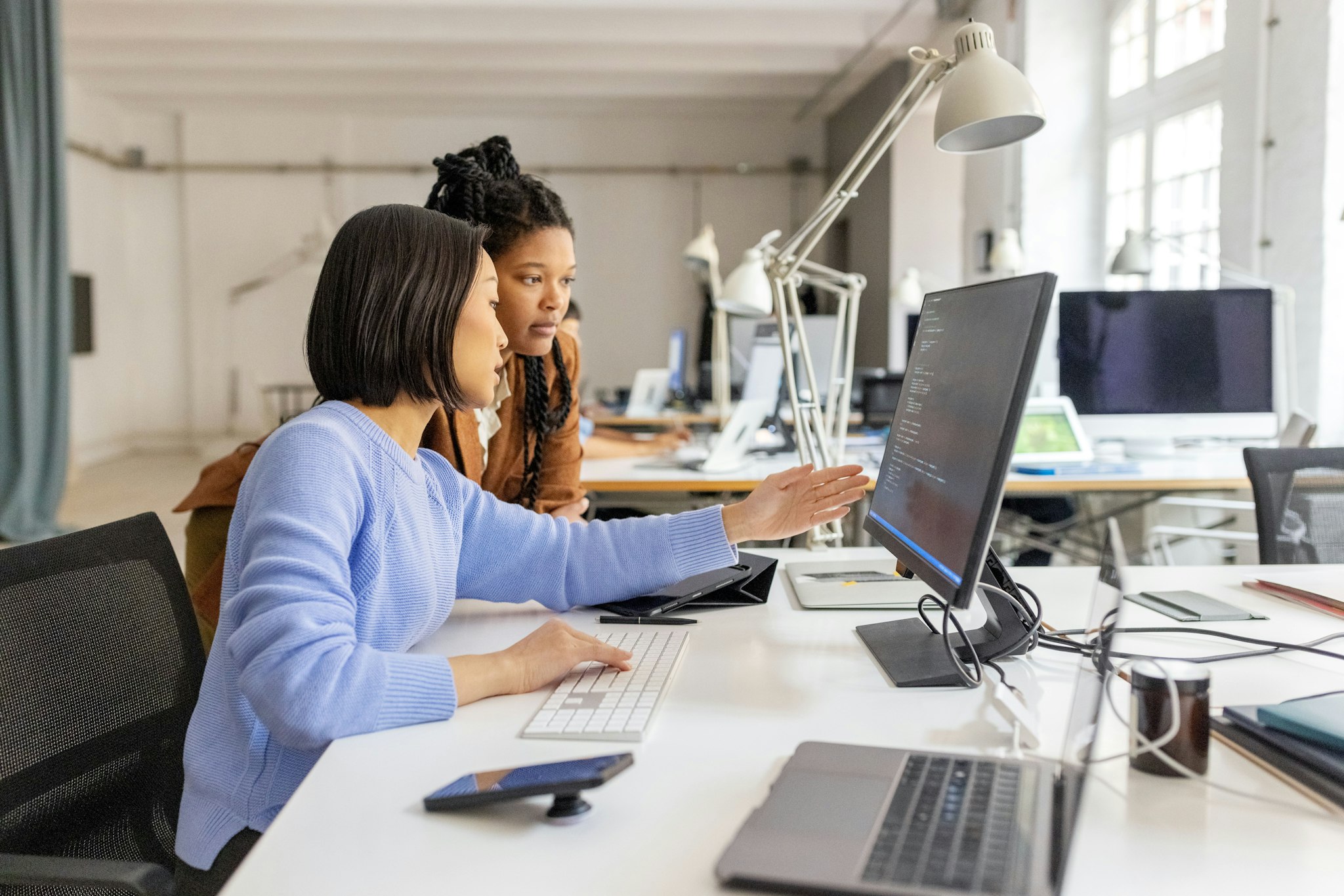 Risk professionals discovering Diligent and Moody's ERM dashboard to help chief risk officers, chief financial officers, general counsels and other risk professionals monitor critical risk factors, aggregate findings and present a clear and comprehensive report to the board.